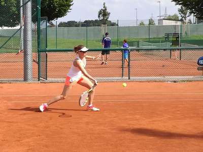 Ineke mit einem Angriffsschlag im Halbfeld