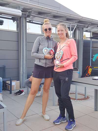 Foto nach der Siegerehrung von Platz 2 (Celina) und Platz 1 (Ineke)